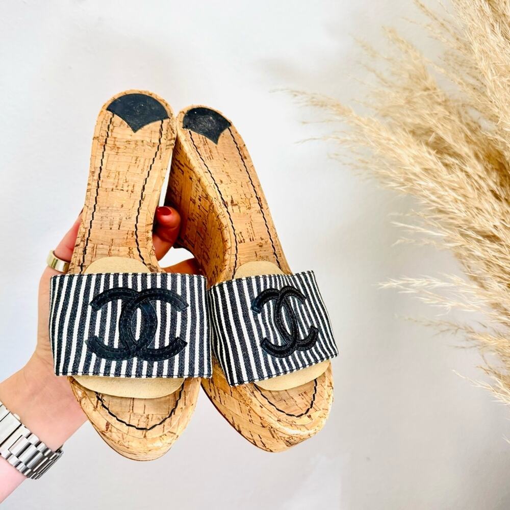 CHANEL Black White Stripe Canvas CC Logo Tan Beige Cork Wedge Sandal Slides 37.5 - Picture 12 of 16